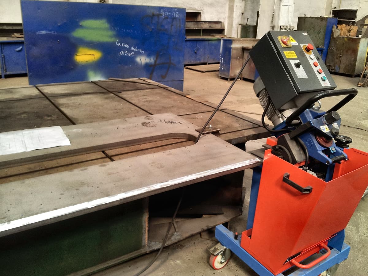 Automatic bevelling of a thick plate edge