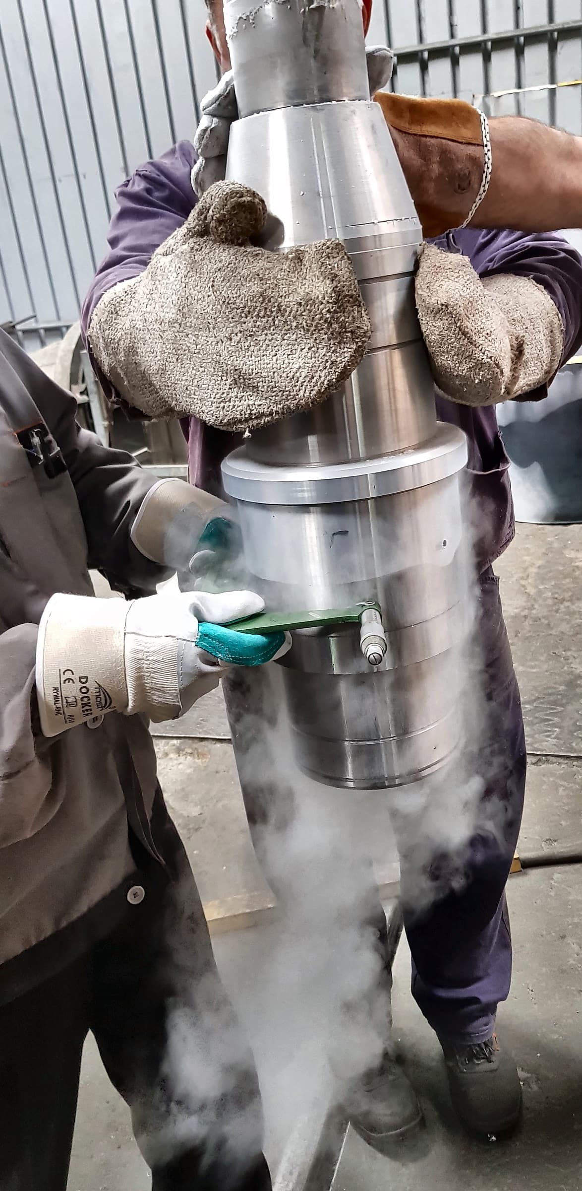 Shrink-fitting a shaft cooled with liquid nitrogen