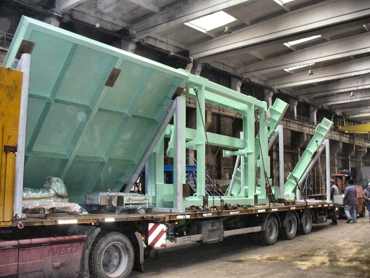 Oversize load on a low-bed trailer