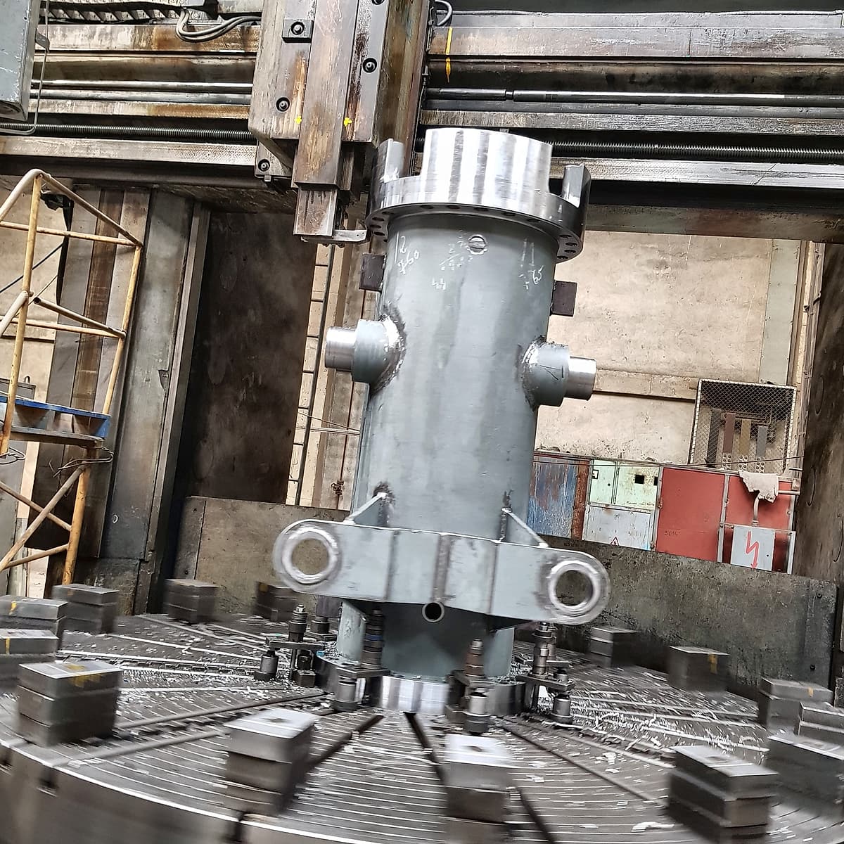 Machining a column on the vertical lathe